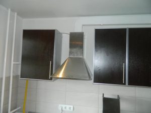 Установка вытяжки на кухне в Керчи