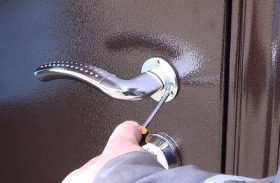 Замена дверной ручки металлической двери в Керчи