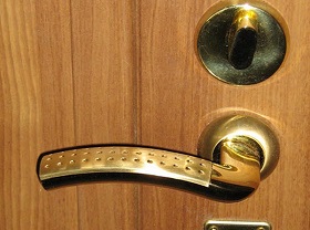 Замена дверной ручки входной двери в Керчи