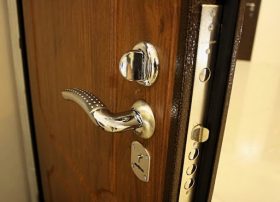 Замена входной двери в квартире в Керчи