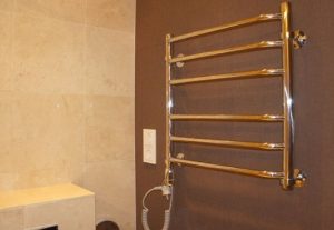 Установка электрического полотенцесушителя в ванной в Керчи