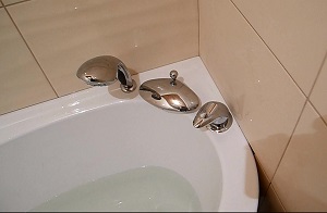 Установка смесителя на ванну в Керчи